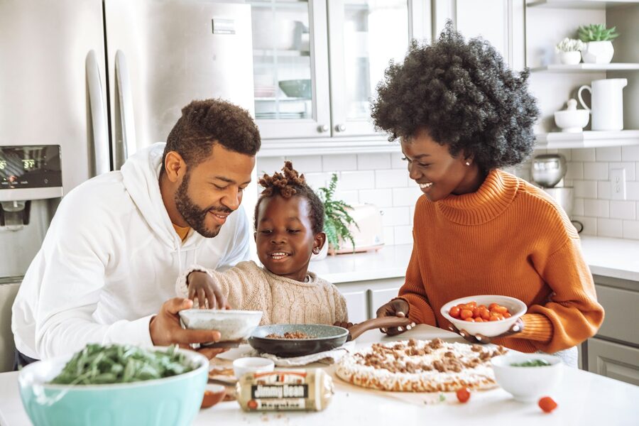 Família preparando comida saudável na cozinha