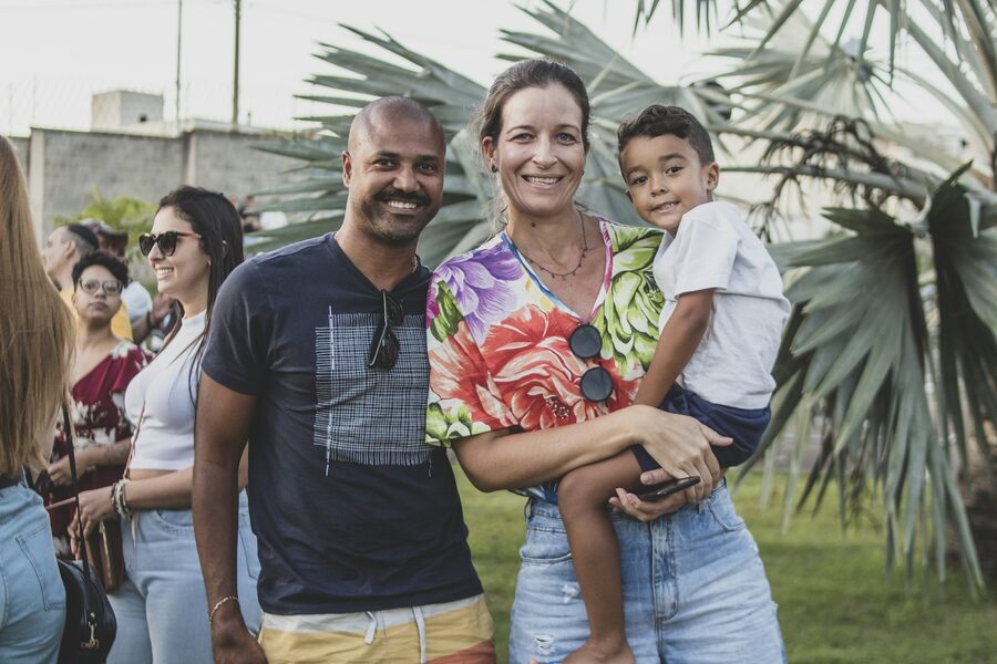 Família reunida e sorridente ao ar livre