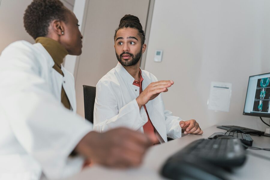 Equipe médica analisando exame no computador