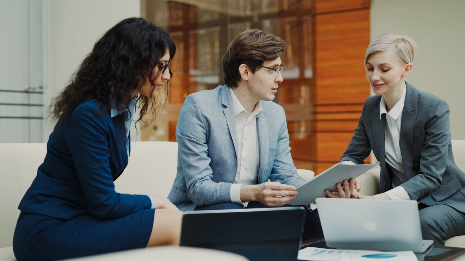 Reunião de equipe com corretor tratando de seguro de vida empresarial em grupo